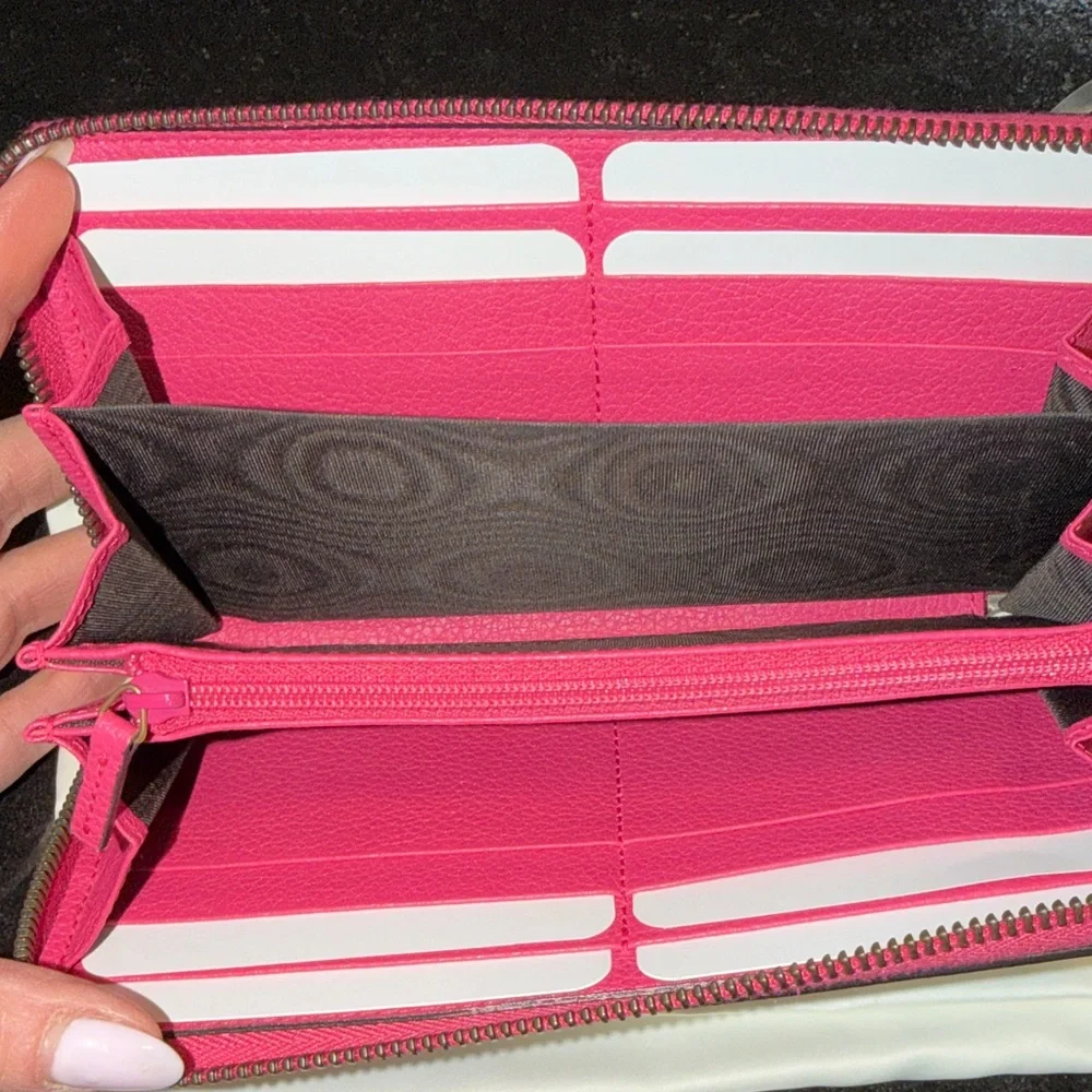 Gucci Hot Pink Leather Zip-Around Wallet with Green Logo Stripe 🩷💚❤️ - Picture 8 of 17